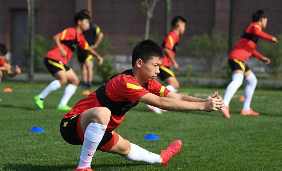 关于足球赛场上火爆比拼，球员战术高超的信息