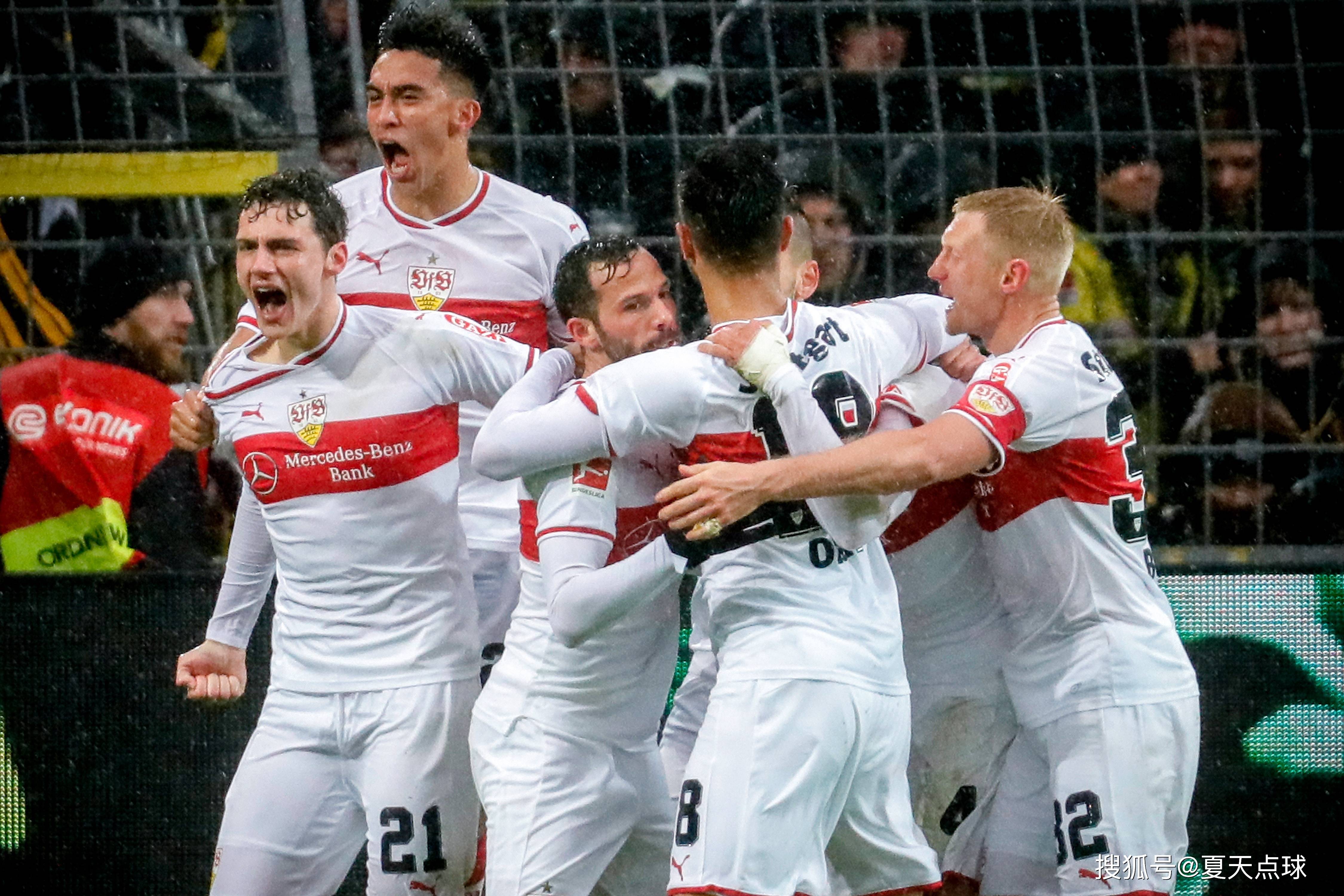 包含拜仁慕尼黑力求击败奥格斯堡，保持领先优势的词条