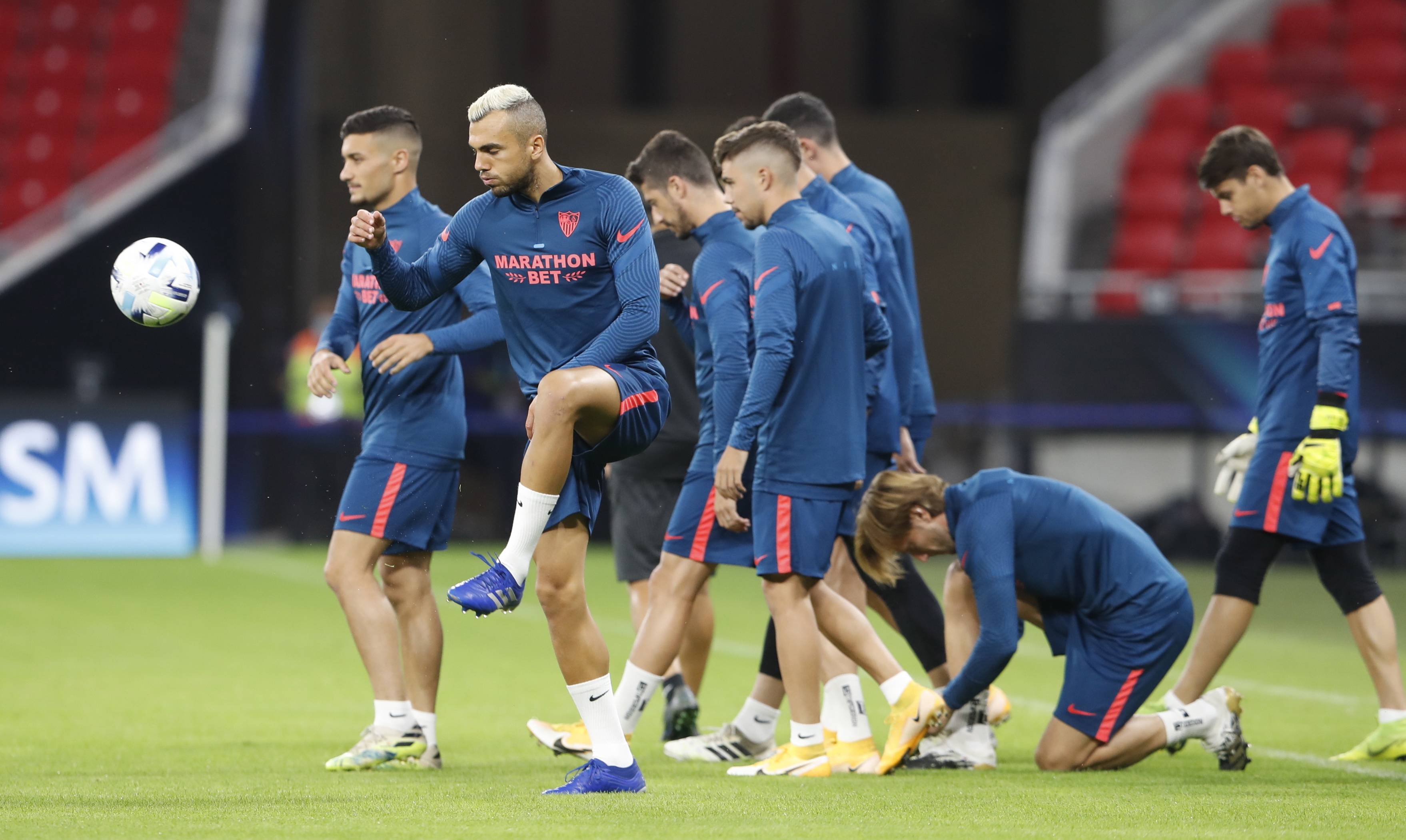 欧洲国家足球对抗赛，球员们备战冲刺