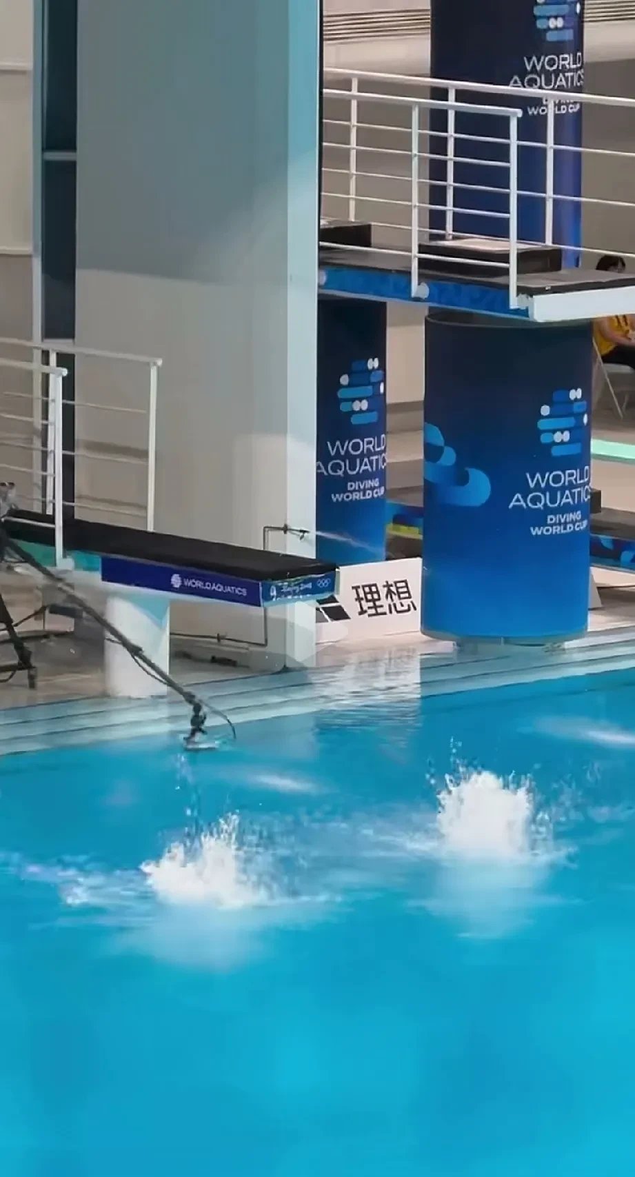 包含跳水比赛一触即发，选手准确落水的词条