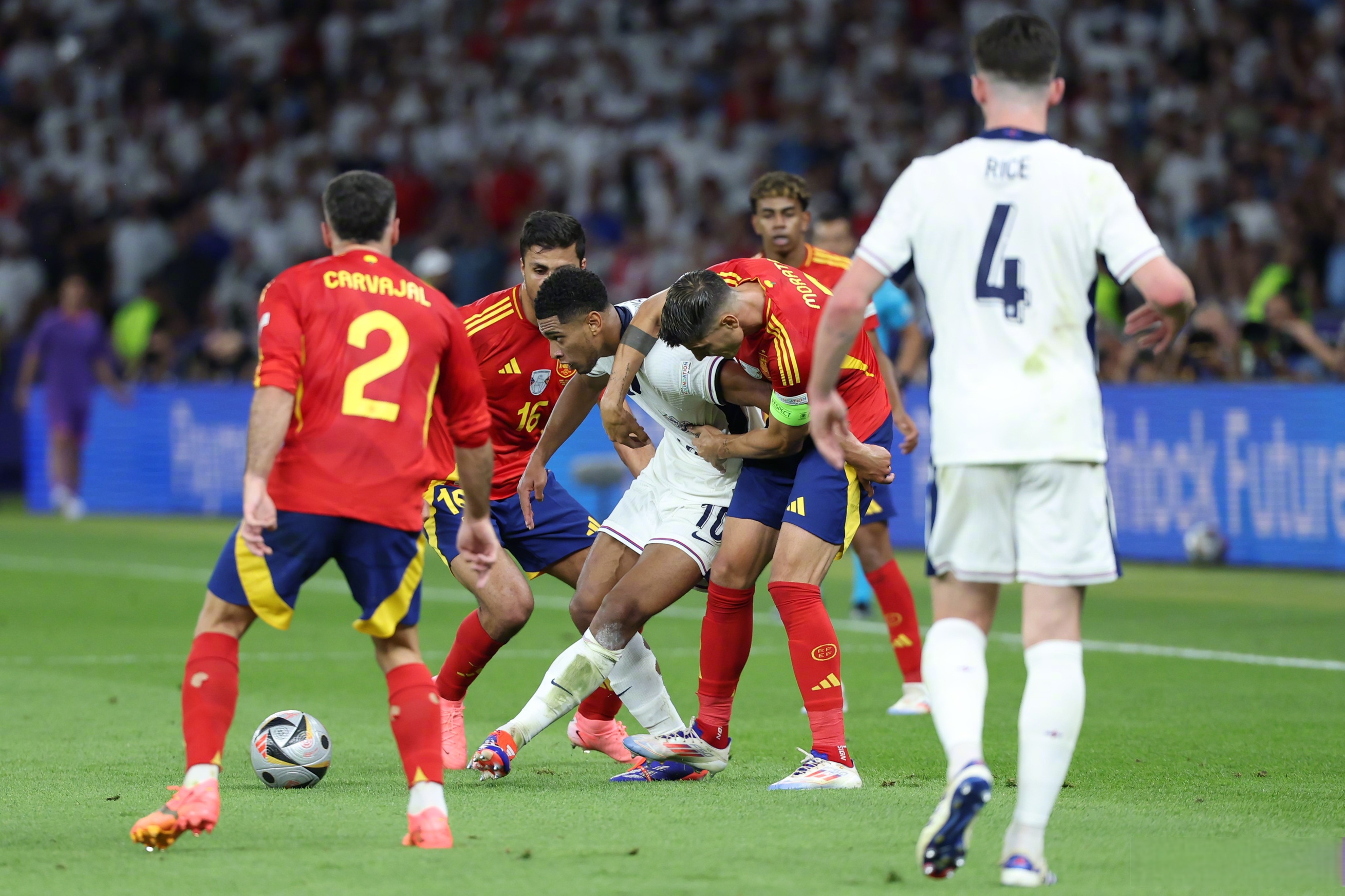 西班牙队在国际赛事中夺冠！