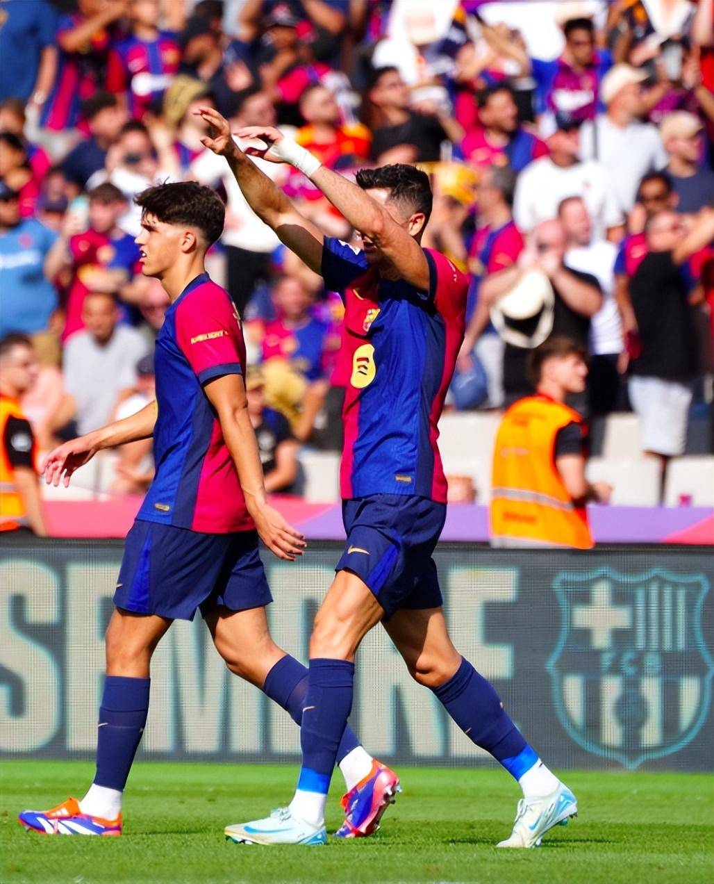 巴萨三大前锋齐放妙传，助攻破对手球门