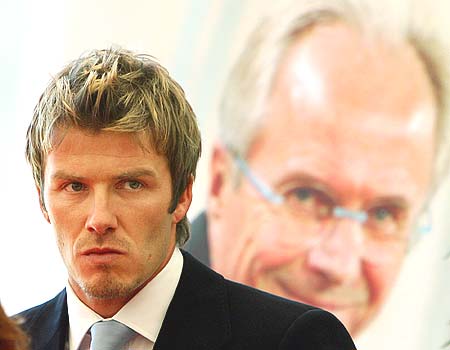 球场风云变幻，谁能捧起胜利的奖杯