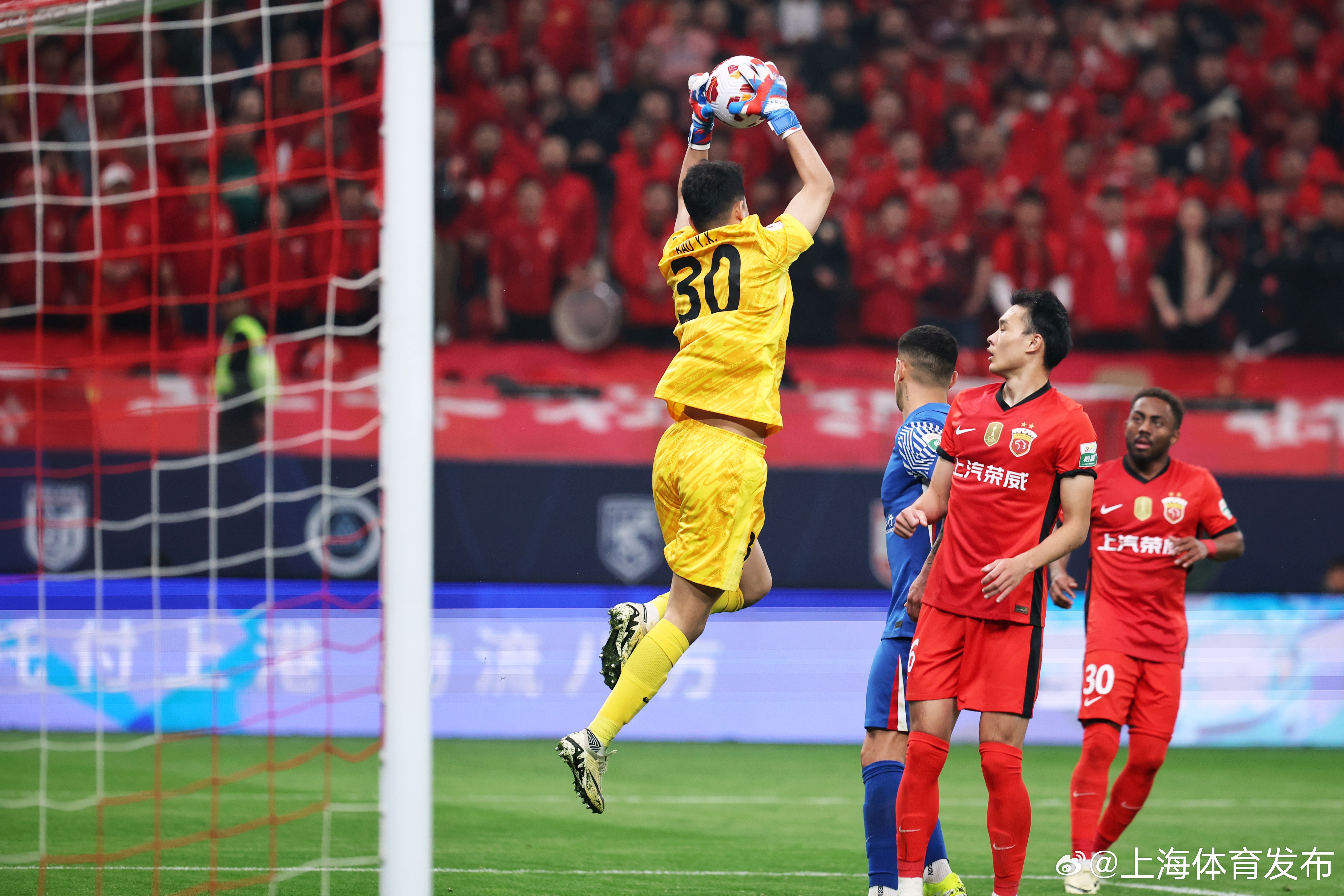 包含上海德比赛场激烈对决，上港最终取胜的词条