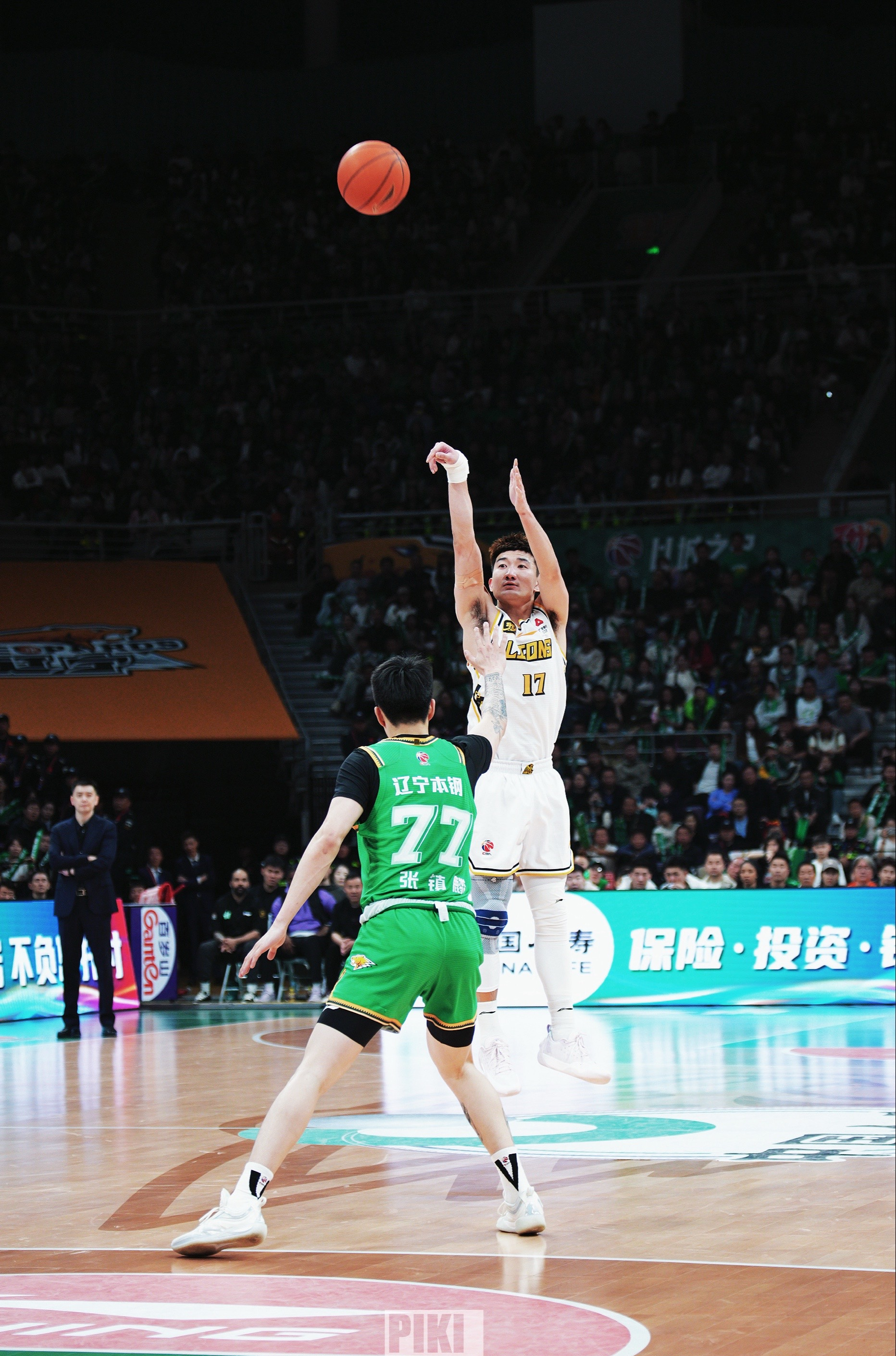 广厦球队客场大胜深圳男篮，取得胜利