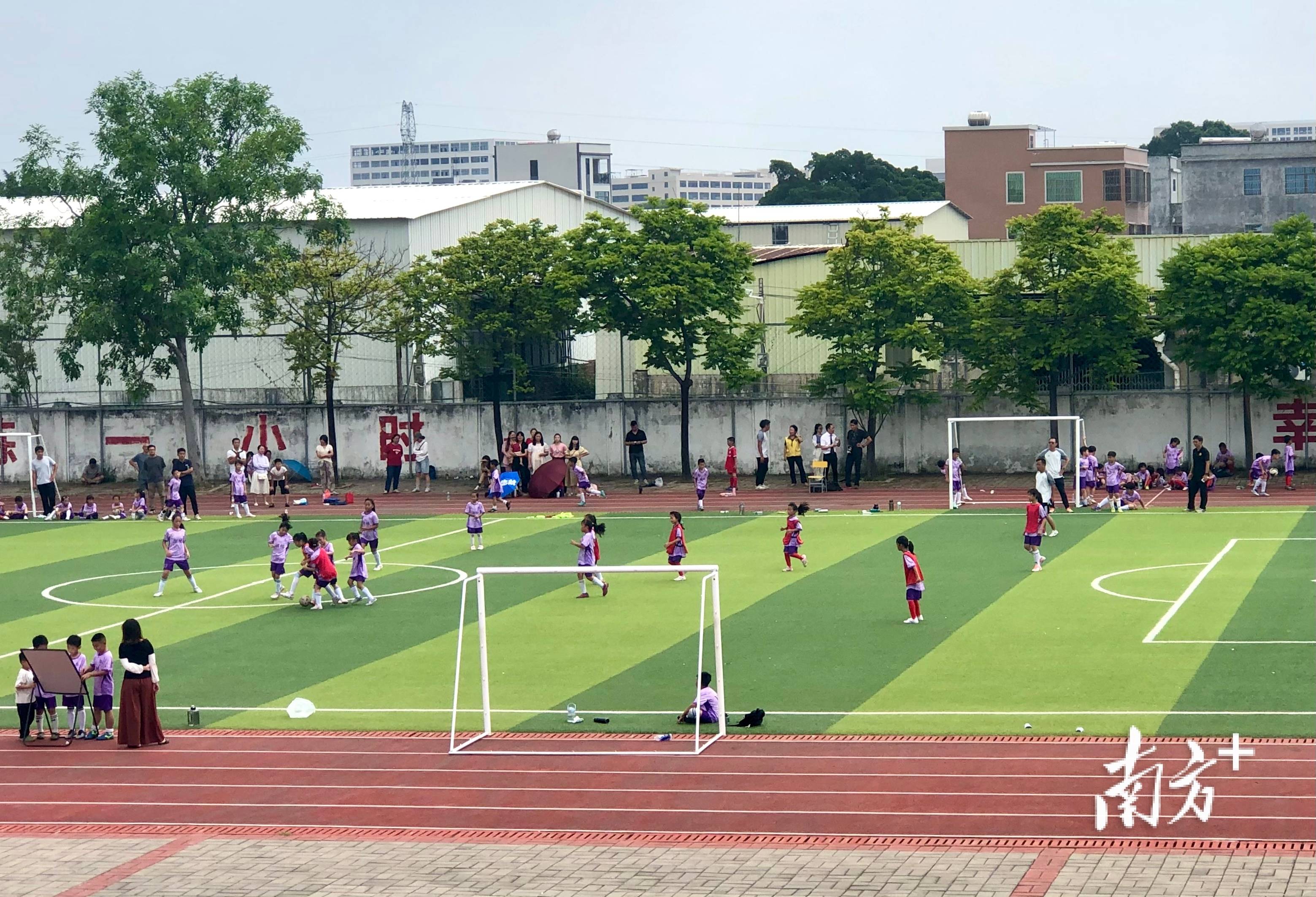 九游体育入口-足球比赛场上技战术纷呈，赛况备受瞩目的简单介绍