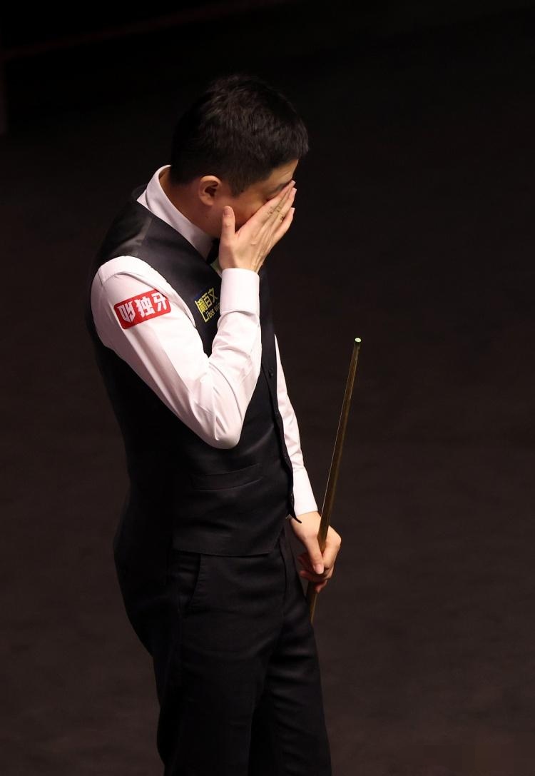 主力选手失误不断,比赛成绩惨淡 主力选手失误不断,比赛成绩惨淡