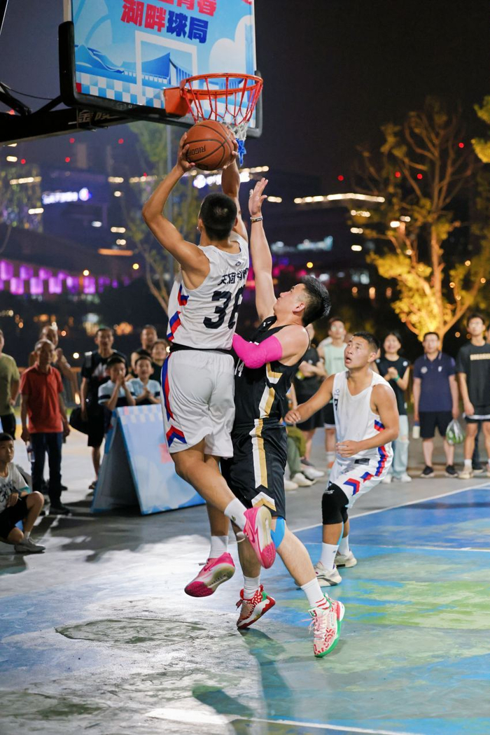 九游体育-最佳瞬间：篮球比赛激情澎湃，场面震撼的简单介绍