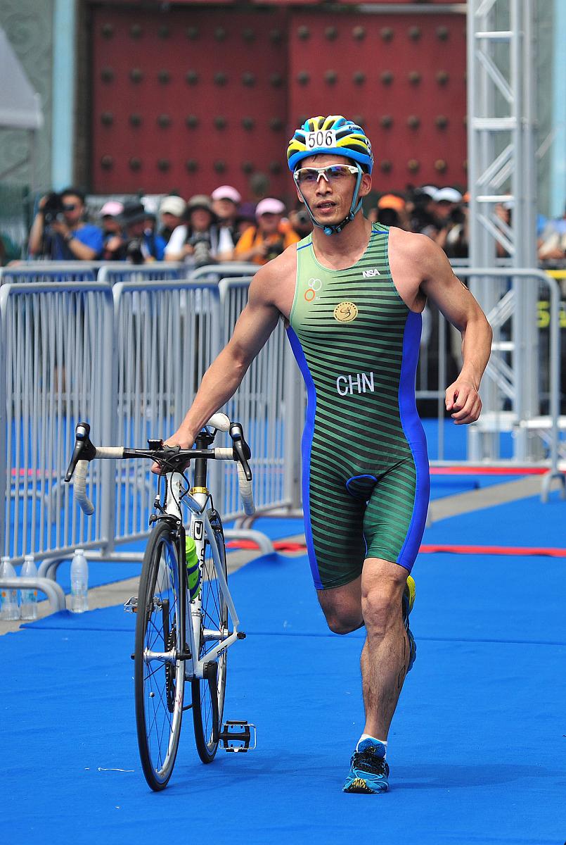 瑞士铁人三项选手全面发力，勇夺冠军的简单介绍