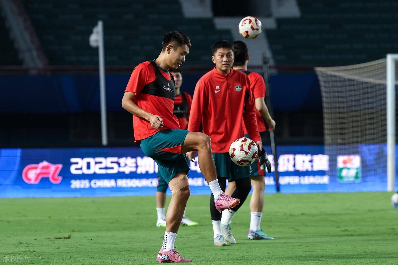 九游体育在线-包含队员之间默契配合获得胜利，球队士气高昂的词条