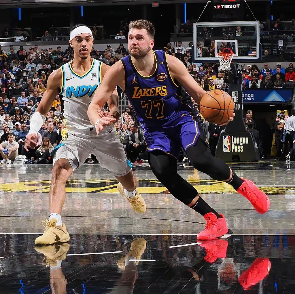 詹姆斯带领湖人逆转胜步行者