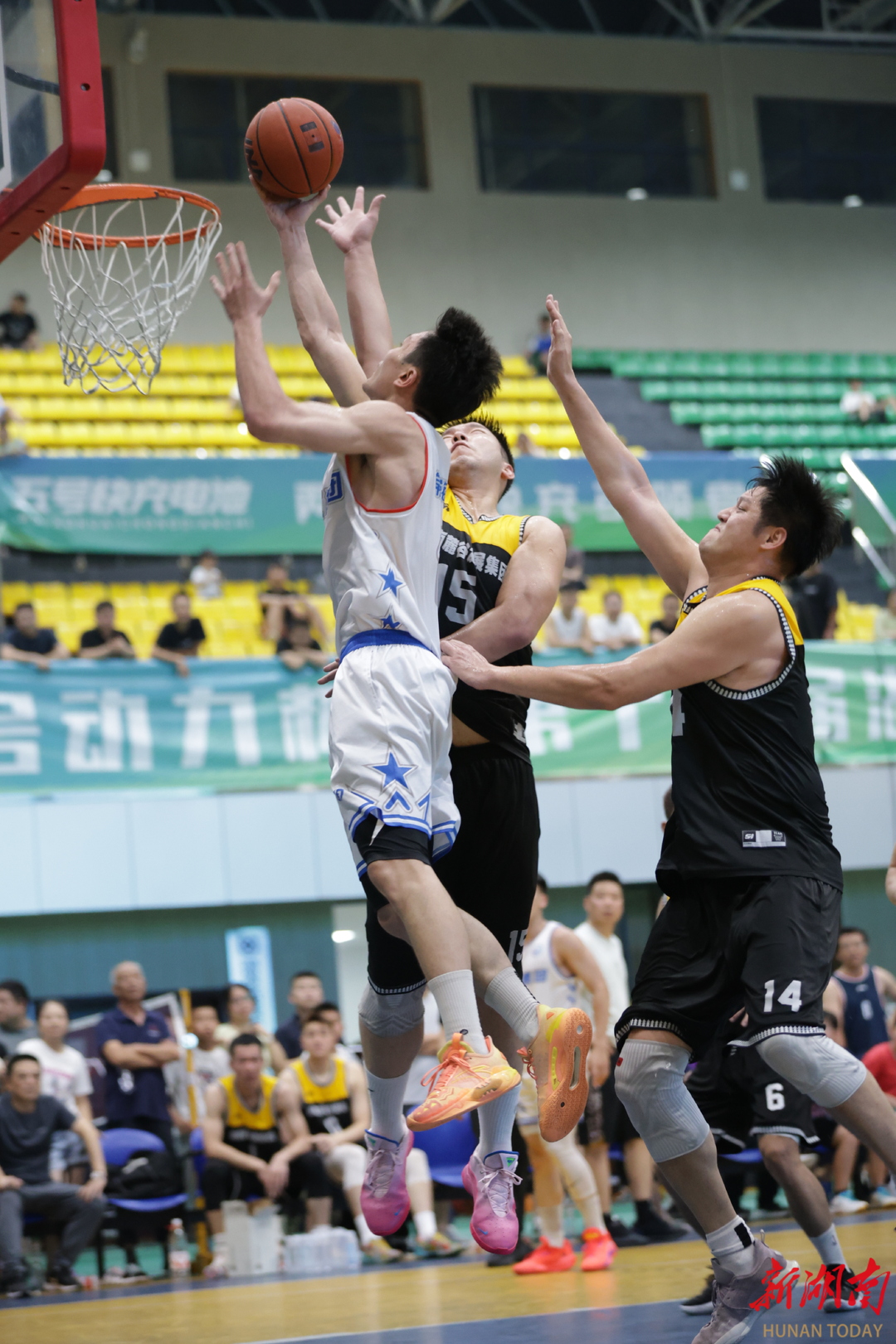 湖南男篮成功击败河北队,取得胜利 湖南男篮成功击败河北队,取得胜利